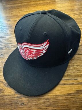 DETROIT REDWINGS (FANATICS) NHL Black Snapback Hat with Red & White Wing Emblem